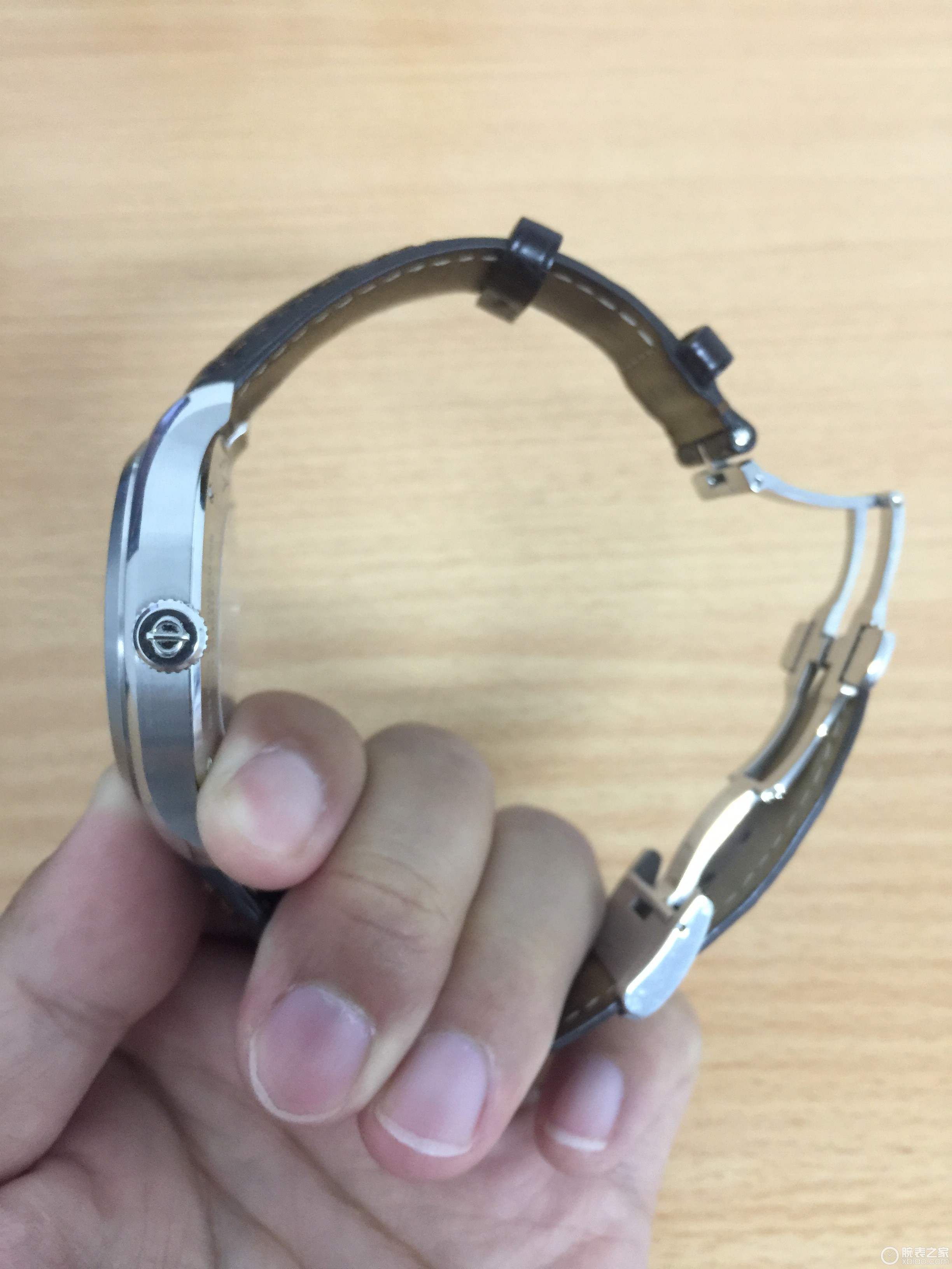 手表怎么从包装套上取下来